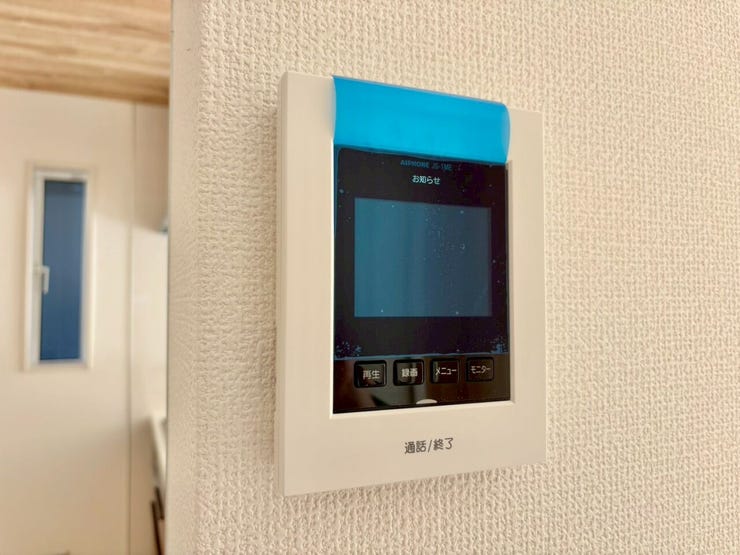 モニター付きインターホンはドアを開ける前にモニターで訪問者の顔を確認できるため、安全性が向上します!