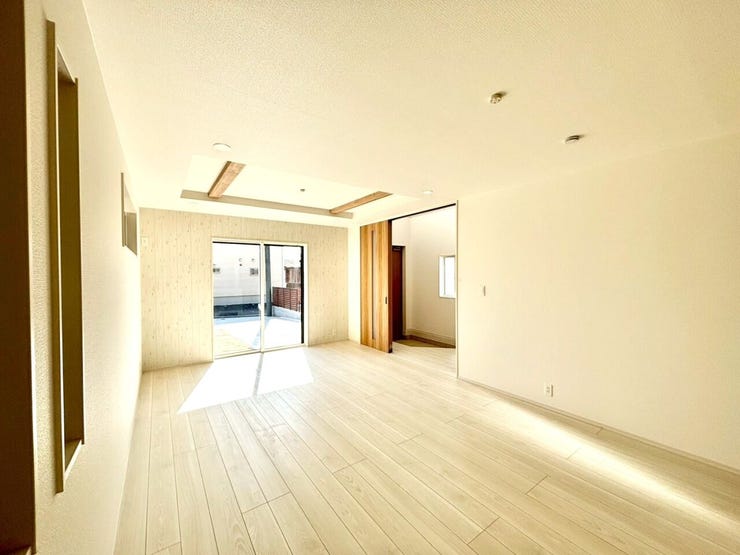 18帖のゆったりと過ごせる広さのリビングは家具を配置しても圧迫感が少なく、快適な生活空間を確保できます!