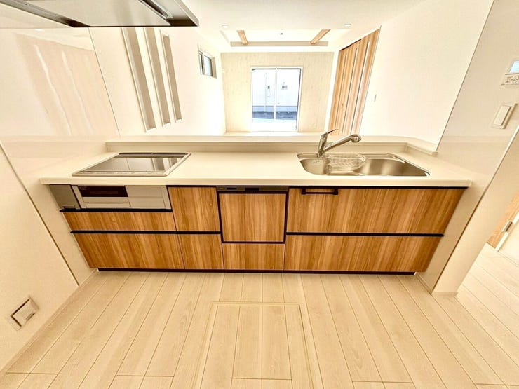 カウンターキッチンはリビングにいる家族の様子を見ながら調理できるため、小さなお子様がいるご家庭にもおすすめです♪