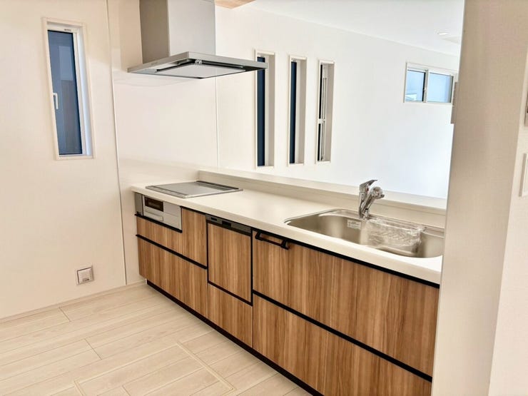 キッチンに窓があると換気が必要なときにすぐに風を通すことができるため、料理の匂いや熱気を逃がしやすいです!