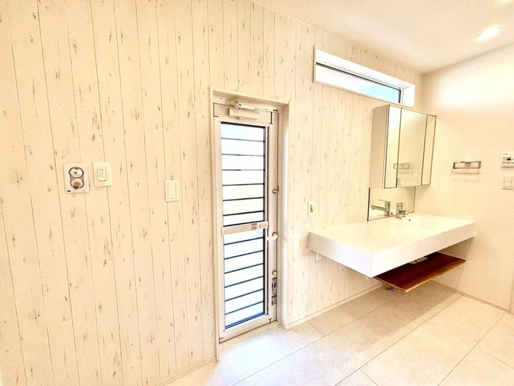 洗面上の勝手口は洗濯物をそのまま外に運ぶことができ、移動が短くて済むため家事効率が上がります!