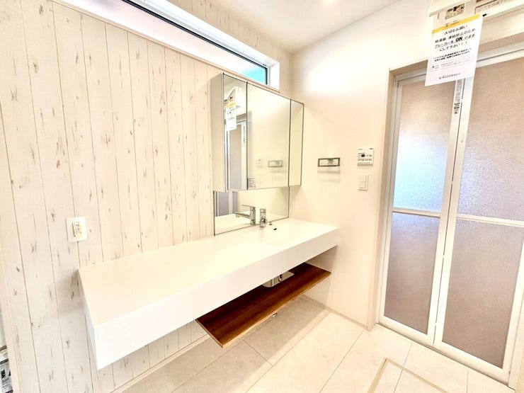 空間を自由に使えるオープンサニタリーは、洗面台が広いため朝の準備や、洗濯物などの家事もしやすいです♪