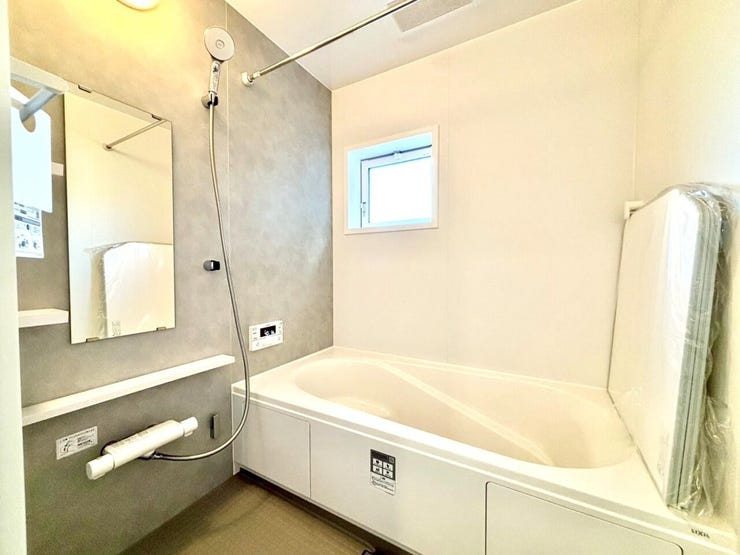 浴室に窓があるため定期的に換気ができ、湿気を逃がしてカビを防止することができます♪