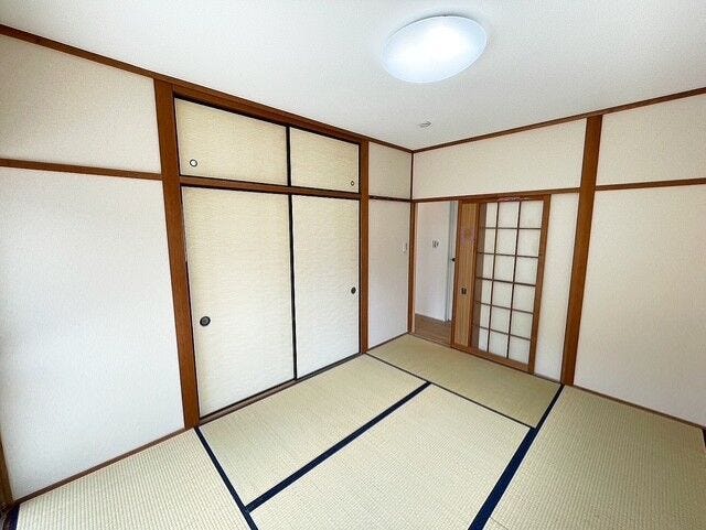 押入付きの和室6帖。収納がしっかり確保され、使いやすい一室です。寝室としても過ごしやすい、落ち着いた空間です。