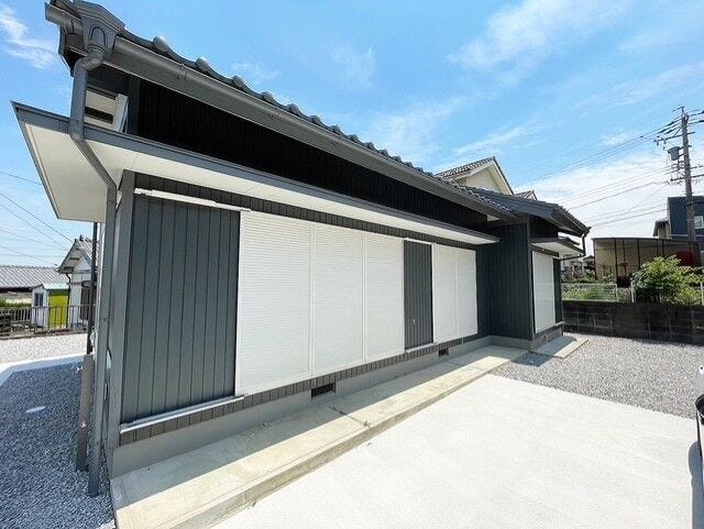 落ち着いた雰囲気の閑静な住宅街に位置し、静かに暮らせる住環境です。