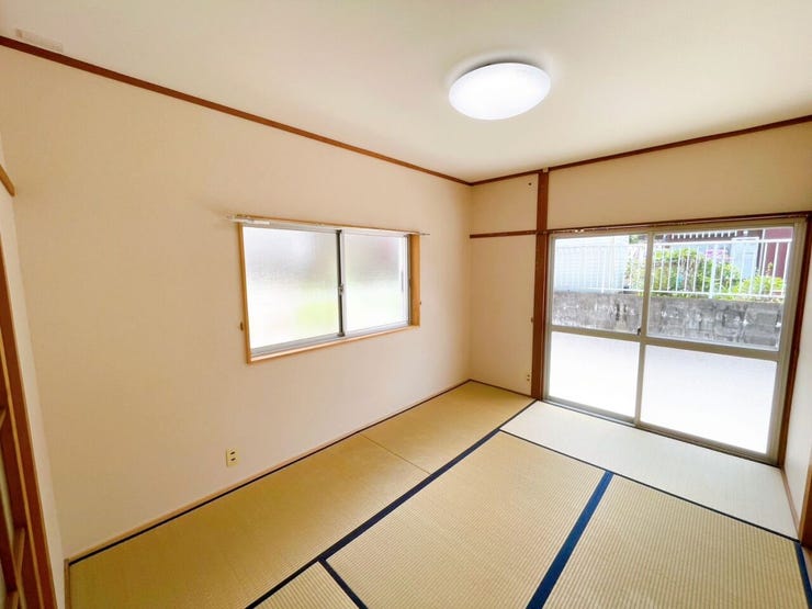明るい光が入る和室6帖。畳のぬくもりが心地よく、くつろぎやすい空間です。