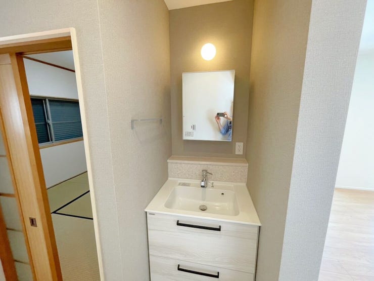 洗面室と浴室が分かれていることで、家族それぞれが時間を気にせず使えるのが魅力です。