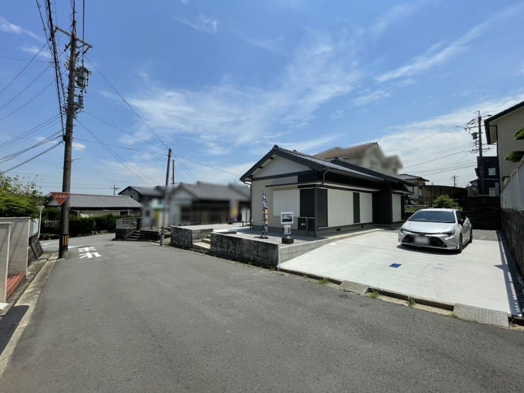 前面道路は約4mで、車の出入りがしやすい立地です。
