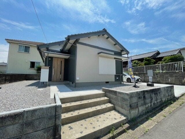落ち着きと開放感を兼ね備えた平屋の2LDK。ワンフロアで完結する住まい。