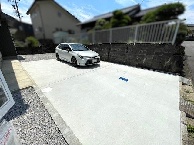 駐車3台可能で、来客時も安心のゆとりある駐車スペースです。