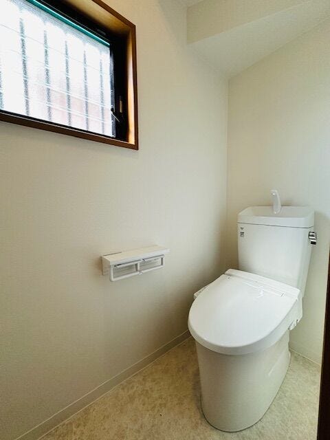 1階トイレ 温水洗浄便座付きです