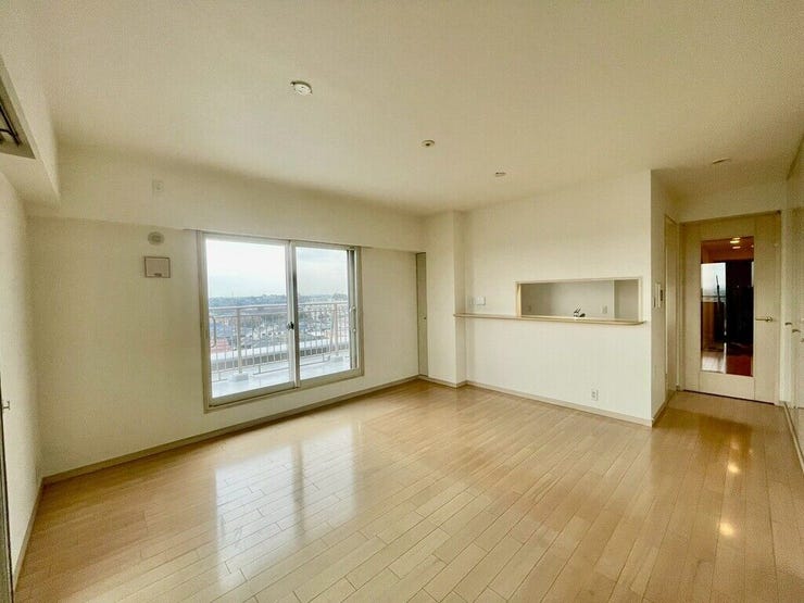 【Living】広々としたリビングは、大きな窓から自然光が差し込む温かな空間です。