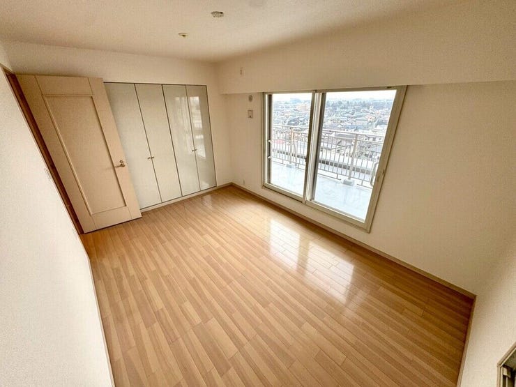 【Bedroom】明るく風通しの良い洋室。清潔感も魅力です。