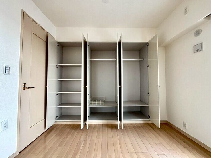 【Storage】クローゼット付きで生活感を隠せる洋室。スッキリとした空間が保てます。