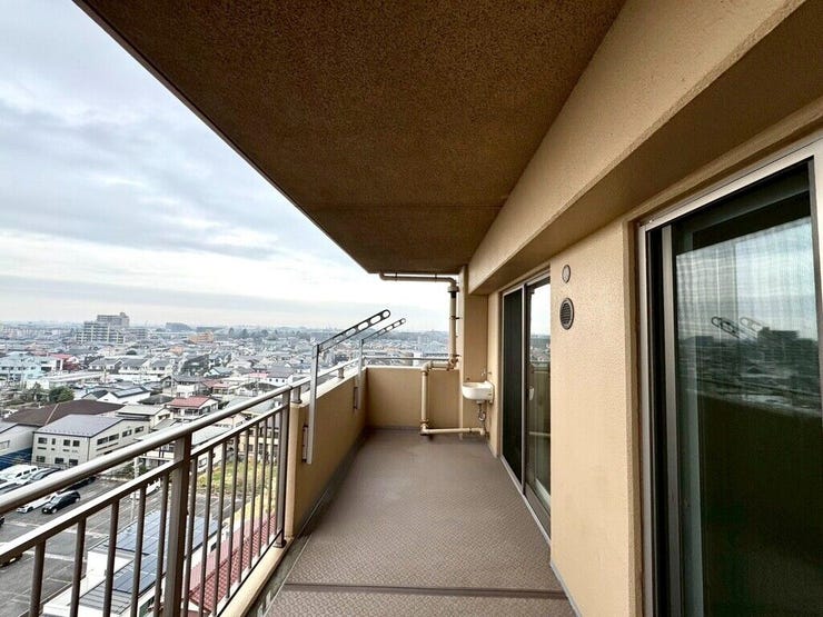 【Balcony】日当たりの良いバルコニーはお洗濯物がしっかり乾きやすく、毎日の家事にも重宝します。