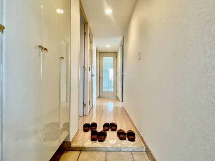 【Entrance】シューズボックス完備の玄関で、靴や小物もスッキリ収納できます。