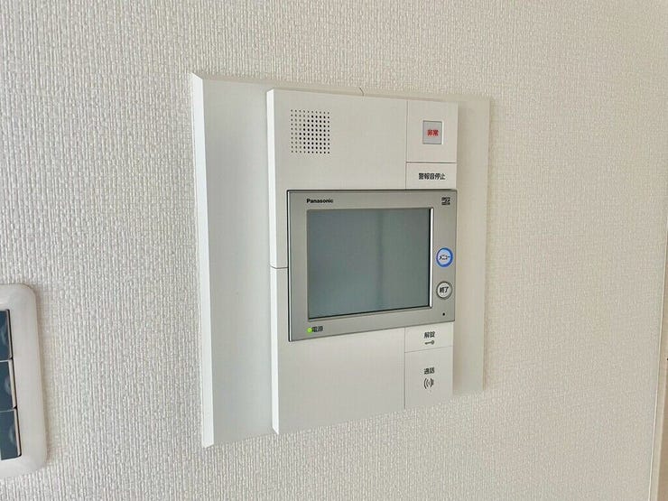 【Facilities】来訪者を確認できるモニター付きインターホンで、防犯面も安心です。