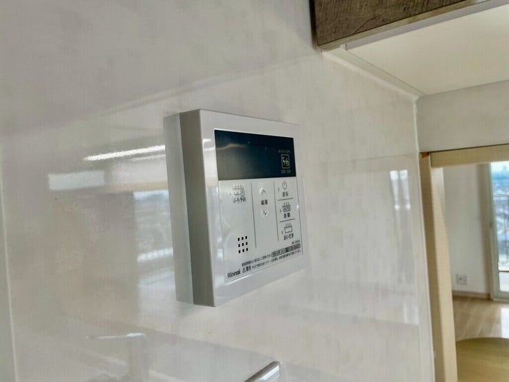 【Facilities】お湯の温度調整がラクな給湯器リモコン付き。追い焚き操作も簡単です。