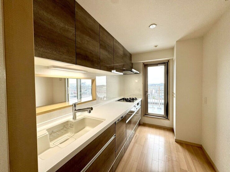 【kitchen】効率よく使える広々キッチン。収納力も高く、料理の時間がスムーズに。