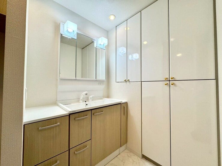 【Washroom】毎朝の準備がスムーズに。広めの洗面台と収納が使いやすい洗面所です。