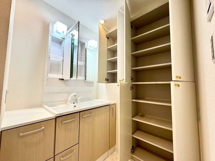 【Washroom】すっきりとしたデザインで、毎日の生活が快適に。収納も豊富な洗面所です。