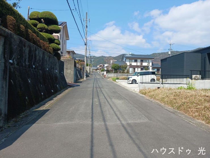 前面道路、南東方向から北西方向を撮影