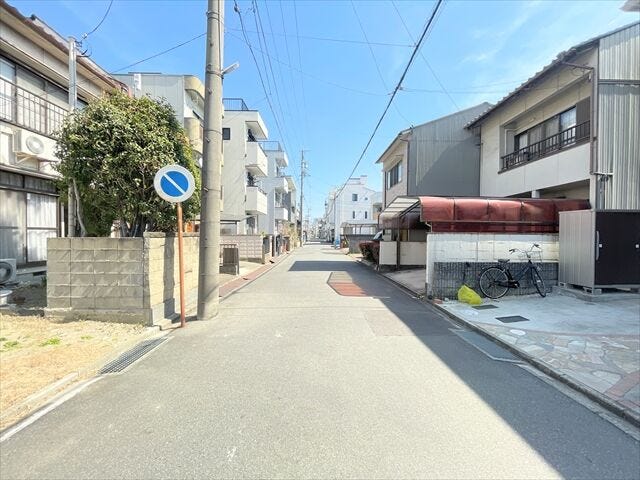 幅員約5.4mの前面道路です。2台の車がすれ違うことが出来る道幅です。車の出し入れもゆったりとする事が出来ます。