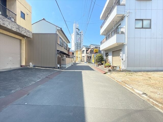 幅員約5.4mの前面道路です。車がすれ違うのに安心な道幅です。道幅が広すぎると交通量が増えてしまうのも心配ですので、これぐらいが理想的な道幅なのかもしれませんね。