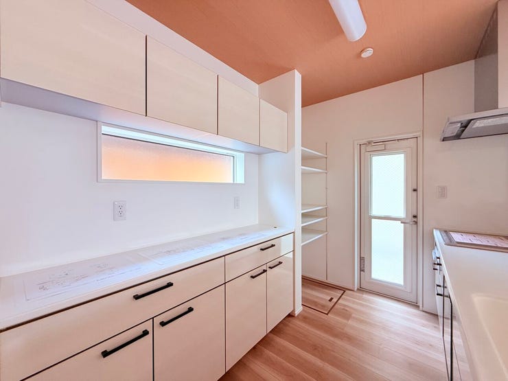 ◇カップボードが設置されているので散らかりがちなキッチンも綺麗に保てます☆