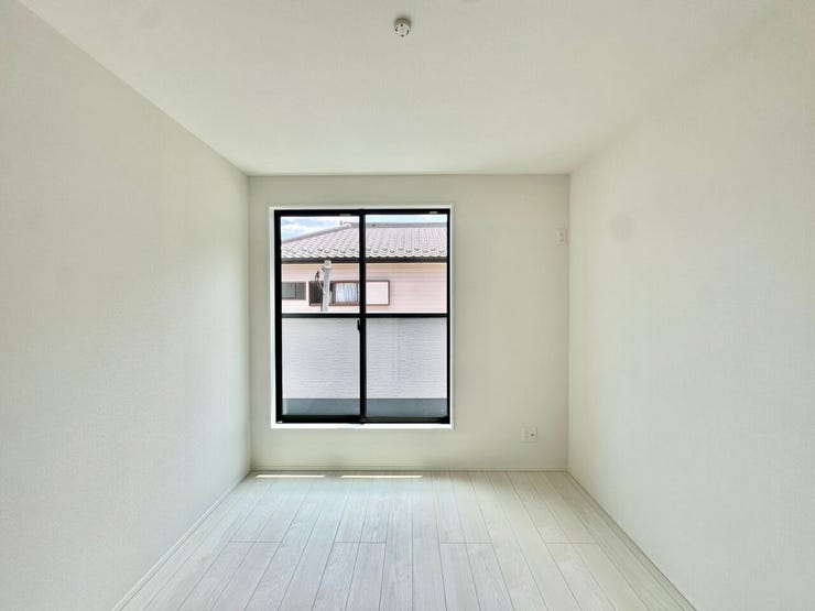 〈5.25帖〉
収納を備えた洋室は、お部屋をすっきりと保ちながら快適にお過ごしいただけます。