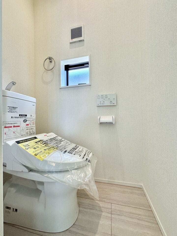 〈2階トイレ〉
毎日使う場所だからこそ、清潔感と使いやすさにこだわった快適なトイレです。