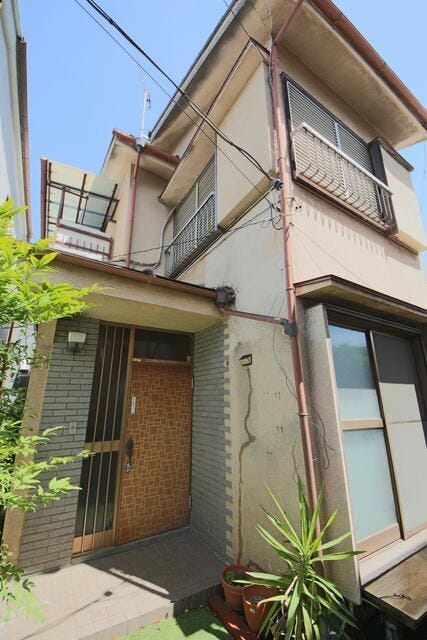 【外観】
落ち着いた住宅街に佇む戸建。南側開口で明るく、戸建ならではの独立性も魅力です。