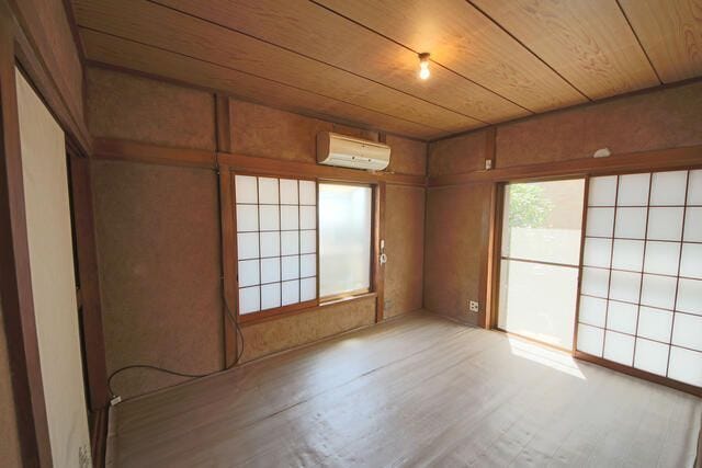 陽当たり良好な明るい室内。大きな窓から自然光が差し込み、開放感のある空間です。