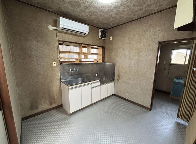 広さのあるキッチン空間。リフォームでお好みのキッチンへ変更も可能です。