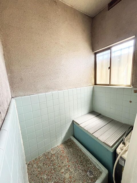 窓付きで換気良好な浴室。リフォームベースとして理想的な状態です。