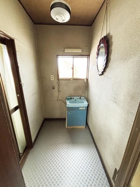 独立洗面スペースあり。水回りをまとめてリフォームすれば快適性が向上します。