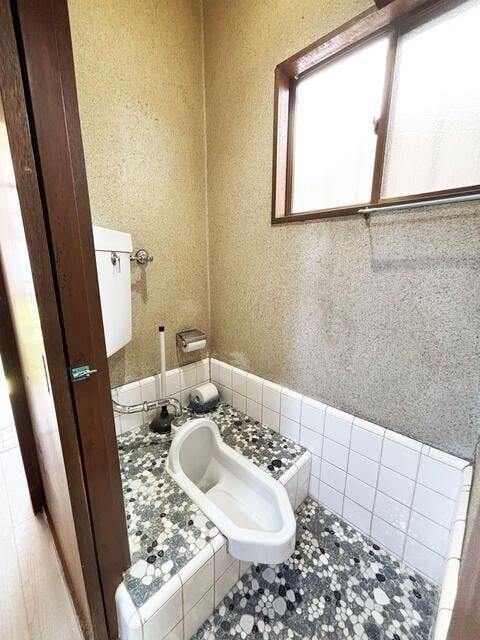 窓付きで明るいトイレ空間。リフォームにより清潔感ある空間へ変更可能です。