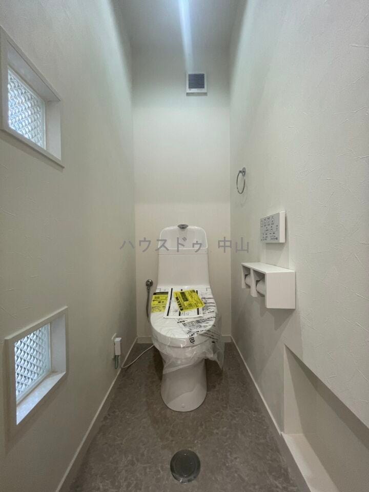 \清潔感あふれる洗浄便座付きトイレ/
1階に配置された使いやすい設計。快適な機能性と落ち着いた空間で、毎日の暮らしをさりげなく支えます。