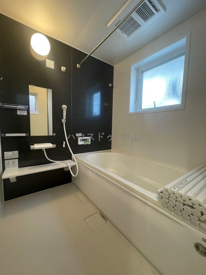 \一日の疲れを癒すバスルーム/
ゆったりとくつろげる浴室空間。清潔感のあるデザインと快適な設備で、毎日のバスタイムを心地よいひとときに。