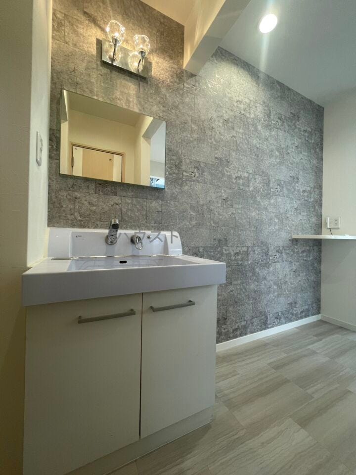 \使いやすさにこだわった洗面台/
見やすいミラーと充実の収納で、朝の身支度もスムーズ。清潔感あふれるデザインが、毎日の暮らしを快適に整えます。