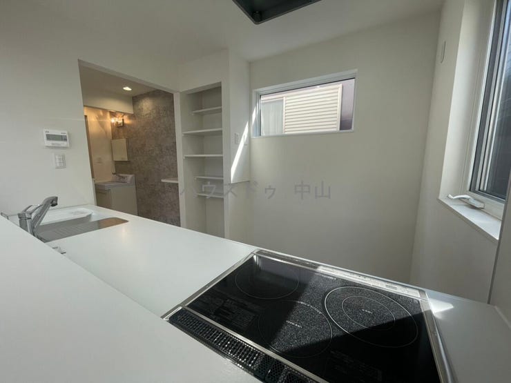 \使い勝手の良いキッチン横収納/
食品や日用品のストックもすっきり整理できる便利な収納スペース。家事動線に配慮された設計で、毎日の料理がより快適に。