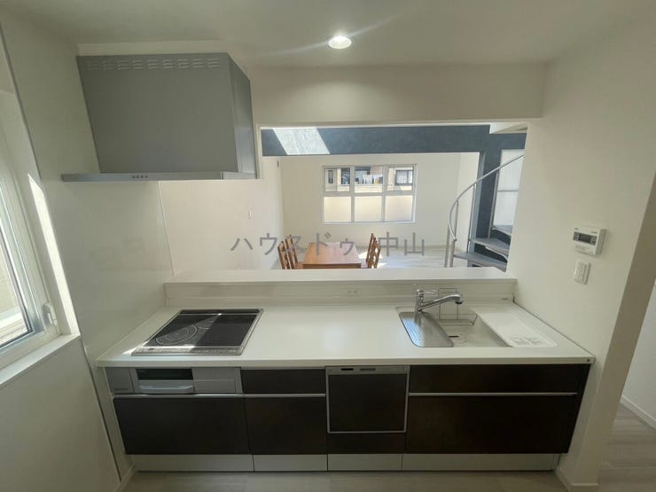 \家族との会話が弾むキッチン/
リビングを見渡せる開放的な設計で、料理中も安心。収納力も備え、毎日の家事が快適になる使いやすい空間です。