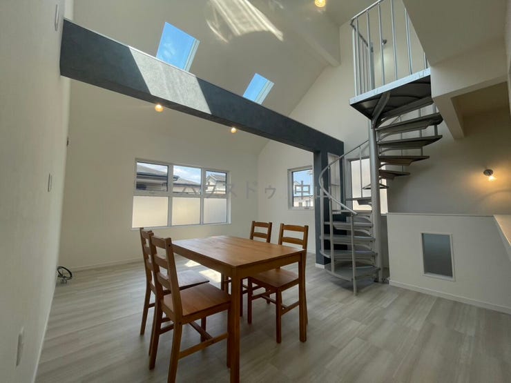 \家族の笑顔が広がる住まい/
明るいリビングで自然と集う毎日。安心と心地よさを、ぜひご体感ください。