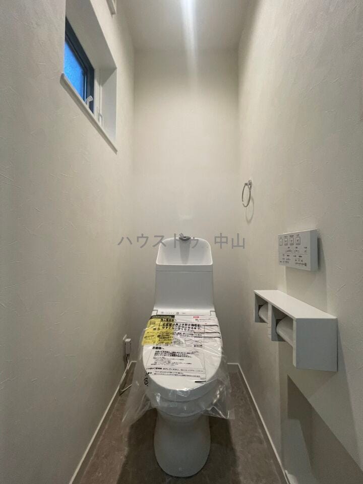 \2階にも快適な洗浄便座付きトイレ/
朝の忙しい時間帯も混み合いにくく、使い勝手の良い設計。清潔感のある空間で、毎日の暮らしをより快適に支えます。