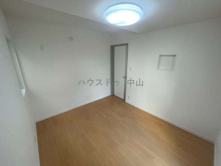 \暮らしにフィットする洋室/
プライベート空間としてゆったり使える一室。ベッドやデスクも置きやすい間取りで、将来の使い方にも柔軟に対応できます。