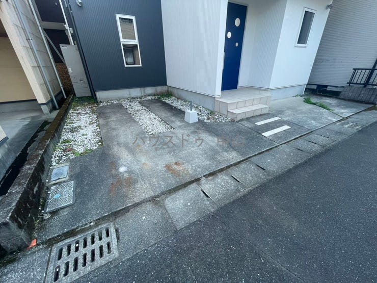 \駐車2台可能のゆとりスペース/
ご夫婦それぞれのお車や来客時にも安心の広さ。毎日の通勤やお出かけも快適にこなせる、使い勝手の良い駐車場です。