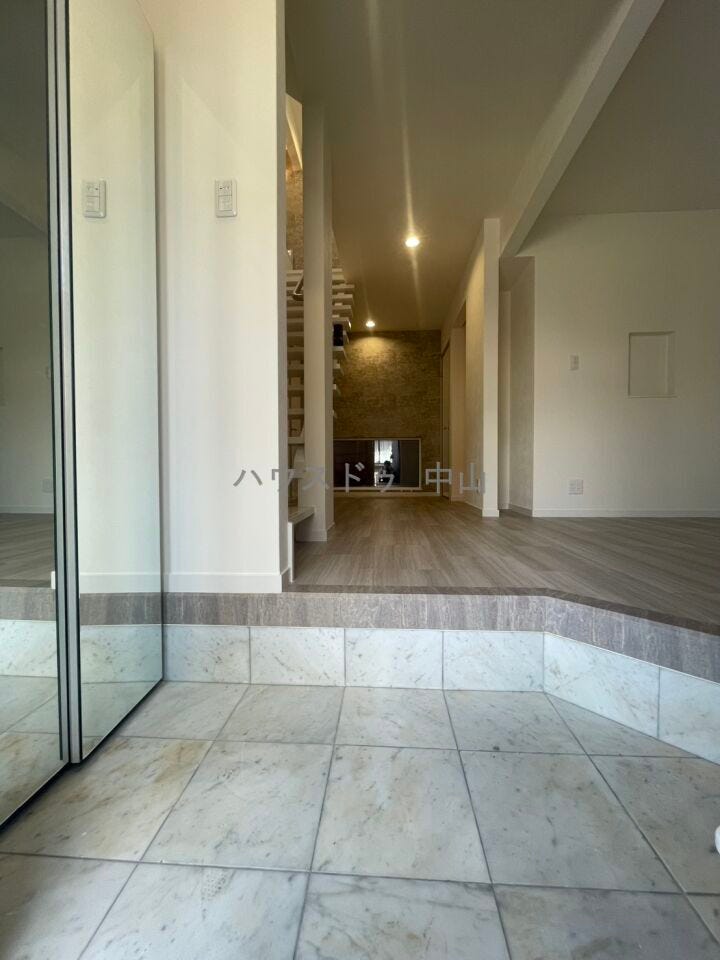 \住まいの第一印象を彩る玄関/
ゆとりある空間設計で、家族の「いってきます」と「ただいま」を心地よく迎えます。収納力も備え、すっきりとした玄関を保てます。