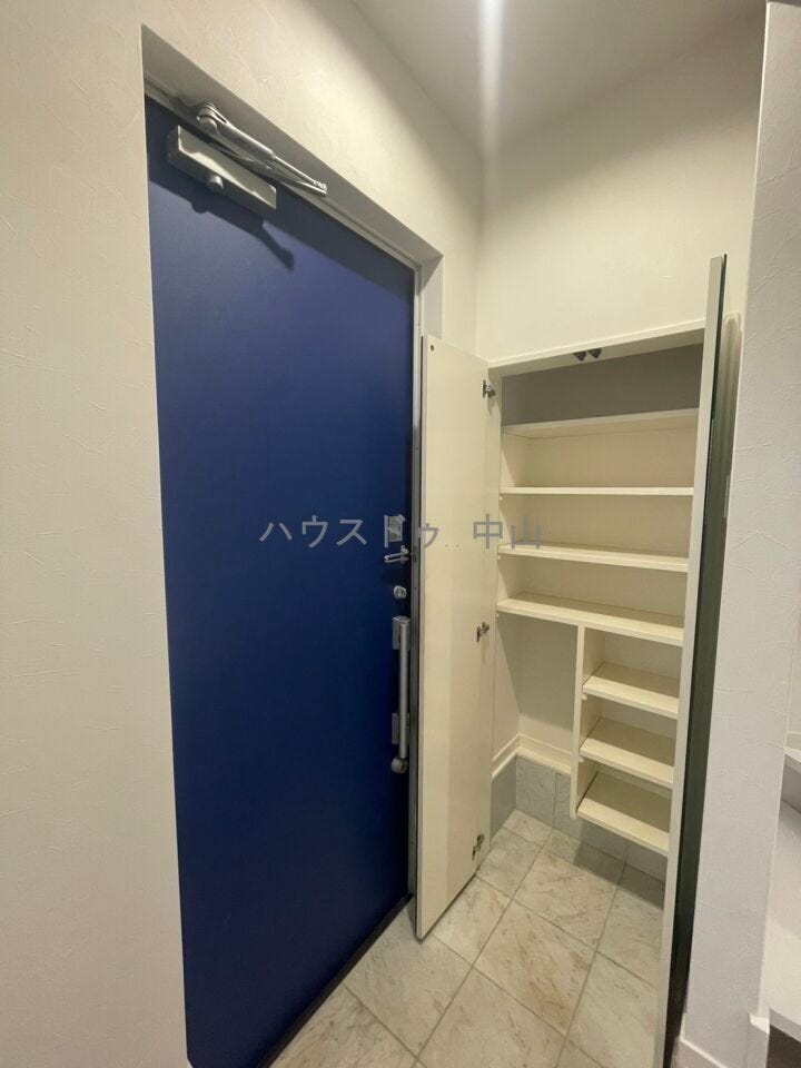 \すっきり片付く玄関収納/
たっぷり収納できるシューズクローク付きで、家族分の靴もきれいに整理。玄関まわりをいつでも整った印象に保てます。