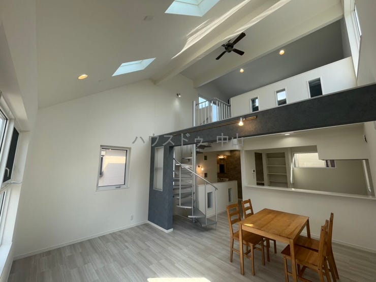 \光と風が心地よく巡るリビング/
家族が自然と顔を合わせる開放的な空間設計。ゆとりある広さで家具の配置もしやすく、毎日を快適に過ごせます。