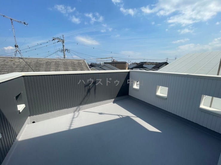 \開放感あふれるバルコニー/
陽当たりの良いスペースで洗濯物も快適に乾燥。ちょっとした気分転換やガーデニングも楽しめる、暮らしにゆとりを添える空間です